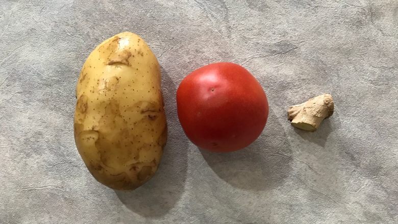 最佳拍档-番茄土豆片,首先我们准备好所有食材