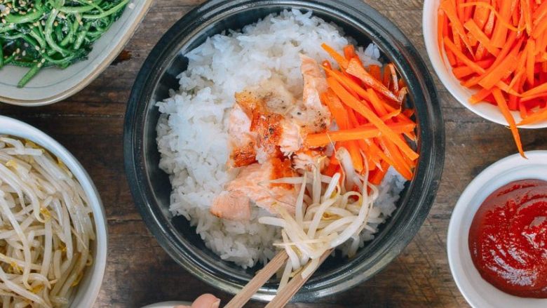 三文鱼拌饭,加胡萝卜、豆芽