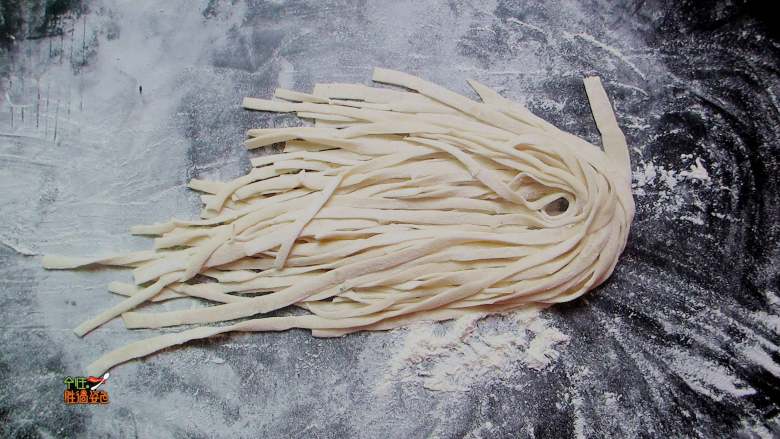 自制方便面、料包、粉包,然后用手把面条一根根抖开,做好的新鲜面条就是这样子了