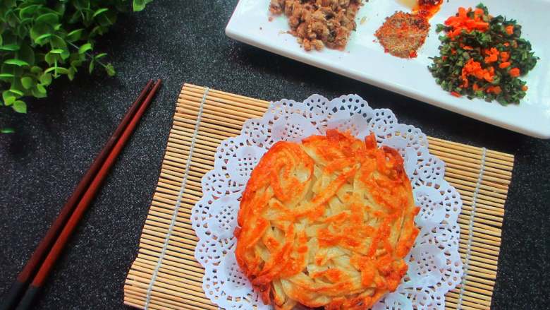 自制方便面、料包、粉包,酱包,我用的是用香料熬制的猪油加少许辣椒油
