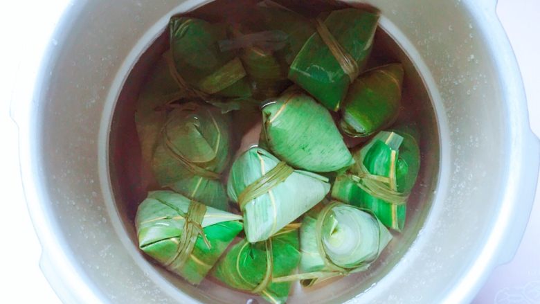 蜜枣西米粽子,将包好的西米粽子放入锅中,加入足量的水,水位一定要浸没粽子,沸腾后中火煮20分钟直至粽子煮熟即可。