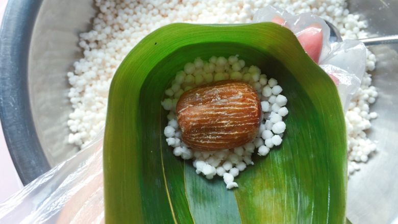 蜜枣西米粽子,放入一个大蜜枣;