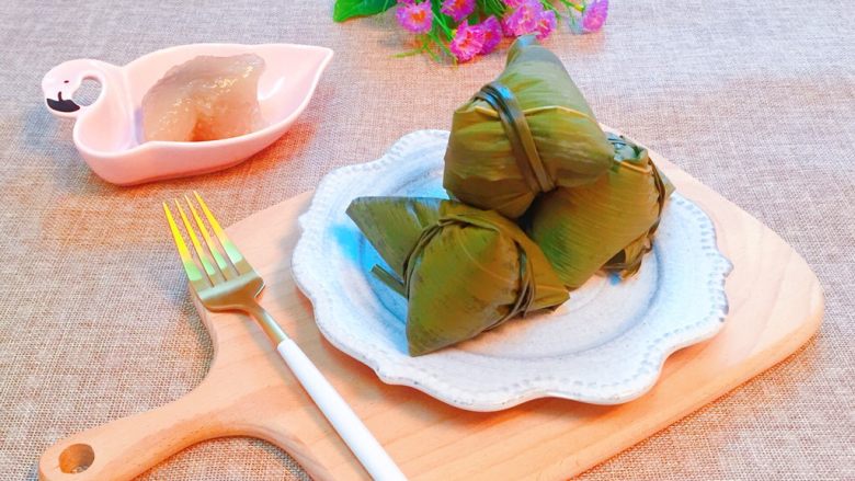 蜜枣西米粽子,出锅咯😀整个屋子里都弥漫着粽香味。