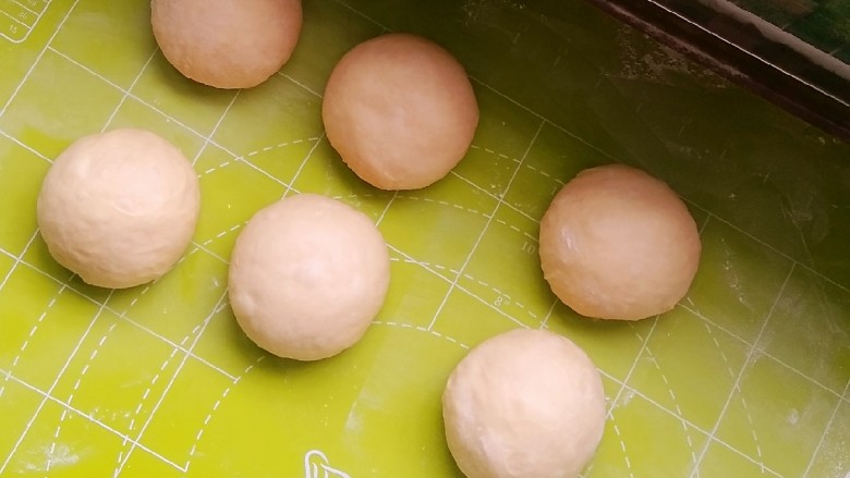 焦糖奶油吐司,发酵好的面团排气,分割成6份,滚圆后盖保鲜膜醒发20分钟