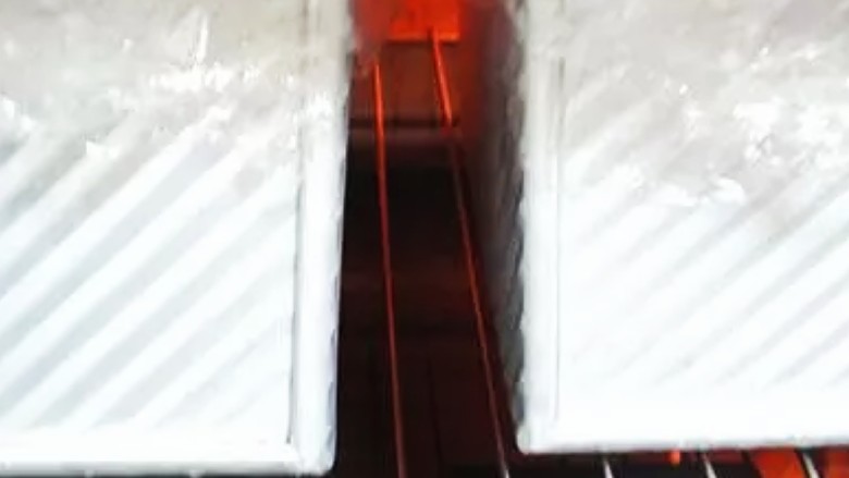 焦糖奶油吐司,放入预热好的烤箱,下层,烤40分钟左右,顶部上色要及时盖锡纸