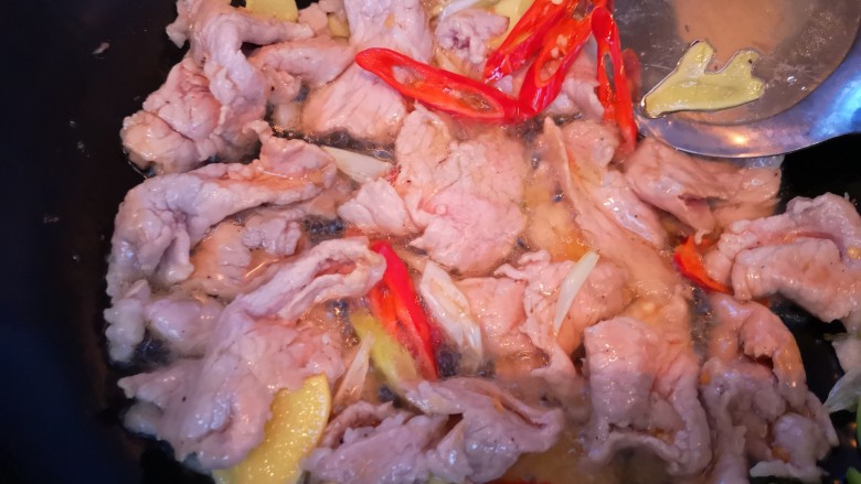 蛋炒肉,加入少许盐,大火翻炒至熟