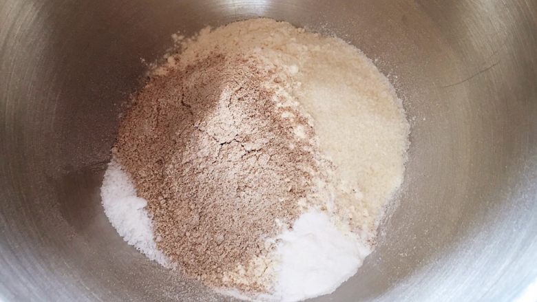 黑麦培根奶酪面包,黑麦粉和高筋粉混合,加入盐和细砂糖。