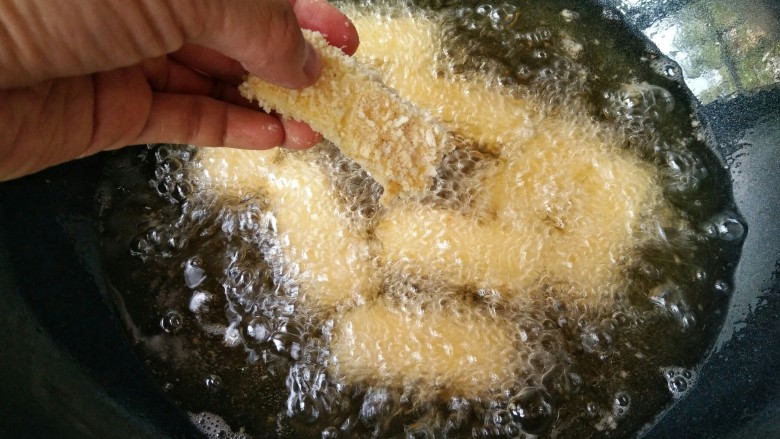 论牛奶的各种吃法之――脆皮炸鲜奶,锅中适量食用油(加拿大芥花油,味道中性,色质较轻,不会掩盖食材本身的味道与色泽;烟点达242摄氏度,能有效减少油烟等有害物质的产生)烧至5成热(用筷子在油锅中浸一下,筷子周围大量起小泡泡),将裹好面包糠的奶冻下油锅。