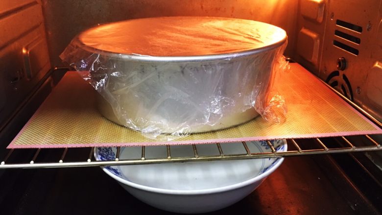 奶香酸奶吐司面包,烤箱发酵档,模具送入烤箱发酵60分钟,底部放热水,30分钟更换热水。