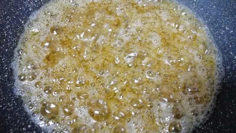 果干沙琪玛,继续小火熬至糖浆变浓稠,颜色成褐色。