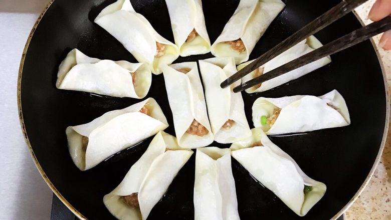 抱蛋虾仁煎饺,整齐的码放在锅内,小火慢煎