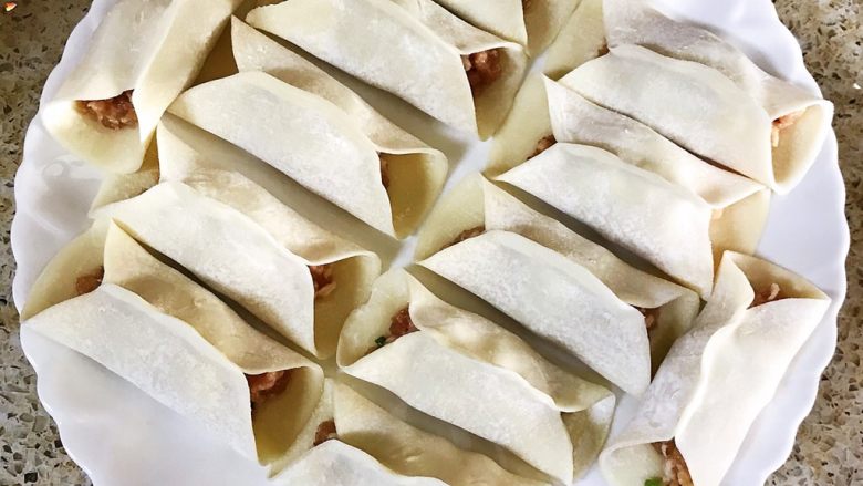 抱蛋虾仁煎饺,都一一包好,码在盘中