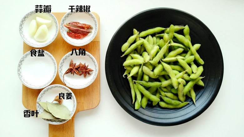 蒜泥毛豆,准备所需食材：蒜瓣、<a style='color:red;display:inline-block;' href='/shicai/ 86474'>干辣椒</a>、食盐、<a style='color:red;display:inline-block;' href='/shicai/ 695'>八角</a>、<a style='color:red;display:inline-block;' href='/shicai/ 3769'>良姜</a>、<a style='color:red;display:inline-block;' href='/shicai/ 741'>香叶</a>、<a style='color:red;display:inline-block;' href='/shicai/ 67'>毛豆</a>。