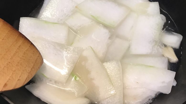 冬瓜炒瘦肉,下清水盖过冬瓜