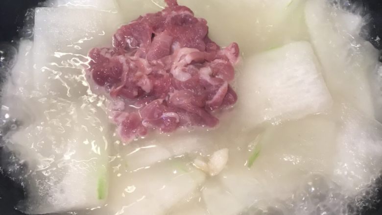 冬瓜炒瘦肉,煮滚后下<a style='color:red;display:inline-block;' href='/shicai/ 429'>瘦肉</a>，翻炒均匀，盖上锅焖到软，大火收汁出锅