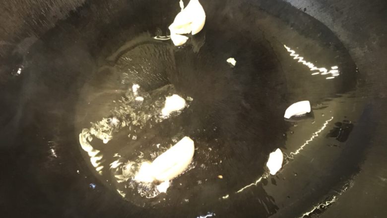 冬瓜炒瘦肉,热锅下油，下蒜爆香