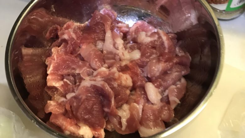 冬瓜炒瘦肉,肉下油，盐，搅拌均匀。