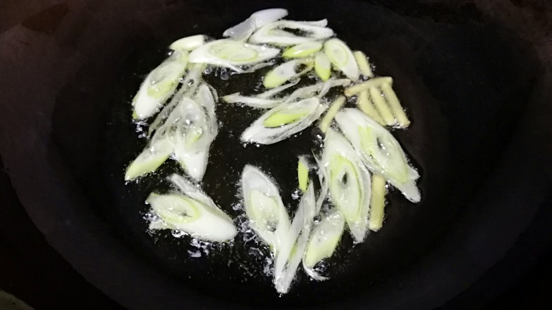 辣炒杏鲍丝, 炒锅烧热,倒入适量的食用油,炒香葱姜丝。