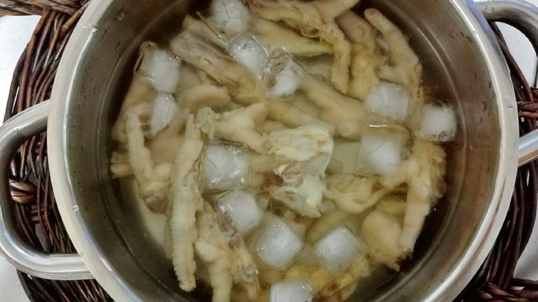 柠香泡椒凤爪,然后再浸泡在冰水里(开水提前放凉,不能用自来水,防止吃坏肚子)。