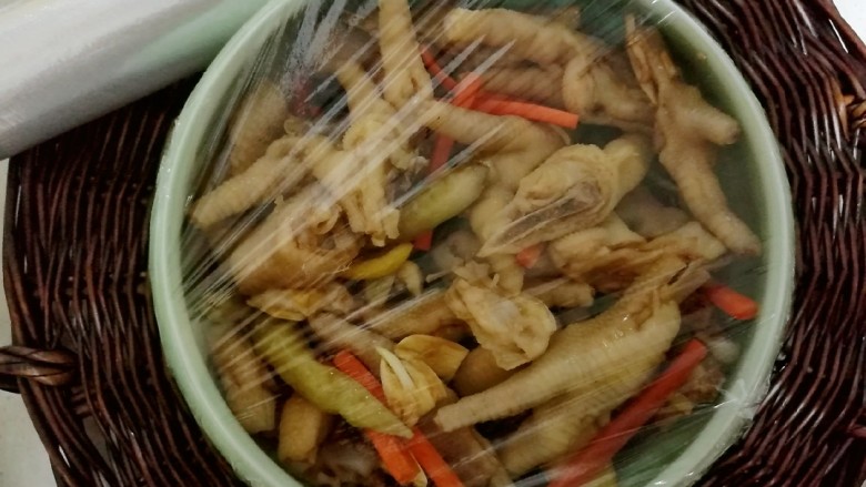 柠香泡椒凤爪,包住保鲜膜放冰箱冷藏一夜,期间记得取出拌一下,以便入味。