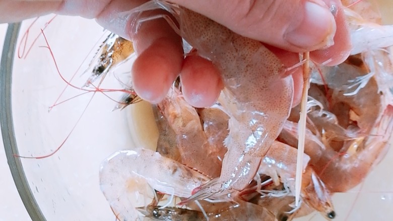 快手菜,肉丝豆芽爆海虾,用牙签挑出背上的虾线