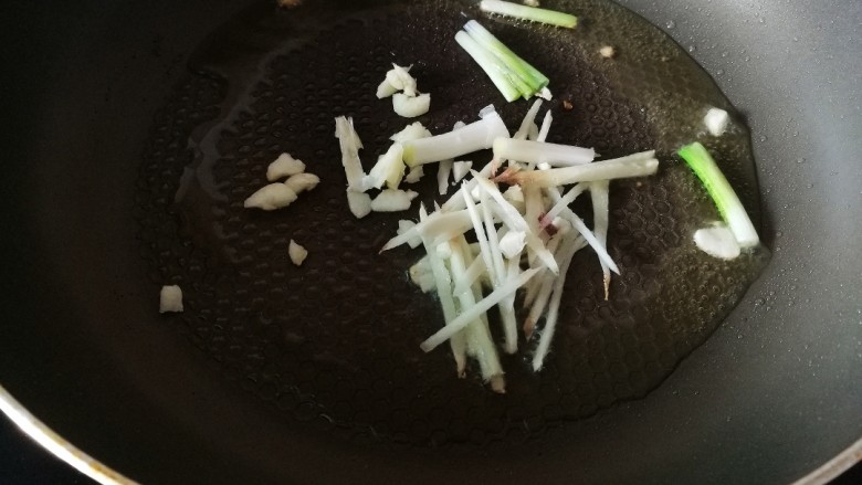 快手菜,肉丝豆芽爆海虾,锅中热油至七成,加入葱姜蒜爆香