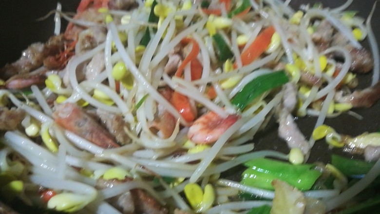 快手菜,肉丝豆芽爆海虾,加入韭菜翻炒,加入炒过的肉丝海虾翻炒,加<a style='color:red;display:inline-block;' href='/shicai/ 718'>料酒</a>、盐调味,起锅