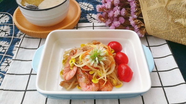 快手菜,肉丝豆芽爆海虾,制作快速,营养丰富,还能作为瘦身晚餐哦
