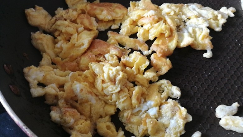 快手菜,五彩杂蔬鱿鱼饭,锅中热油至七成,加入鸡蛋煎制二分钟、打散、翻炒