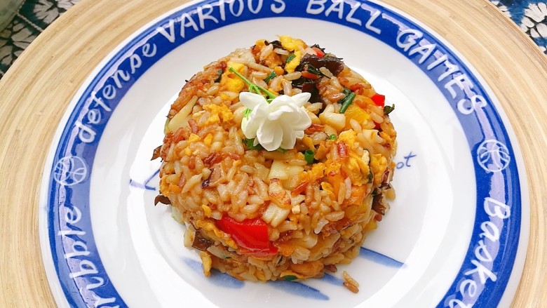 快手菜,五彩杂蔬鱿鱼饭,搭配豆腐肉丝汤,营养丰富的午餐就搞定啦