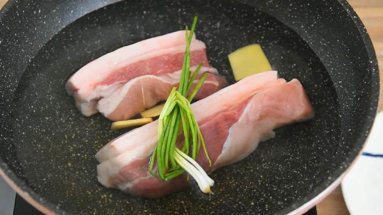 芋头烧肉—来感受一下双重入口即化的美味,五花肉冷水下锅,放入姜片、葱结,淋入料酒
