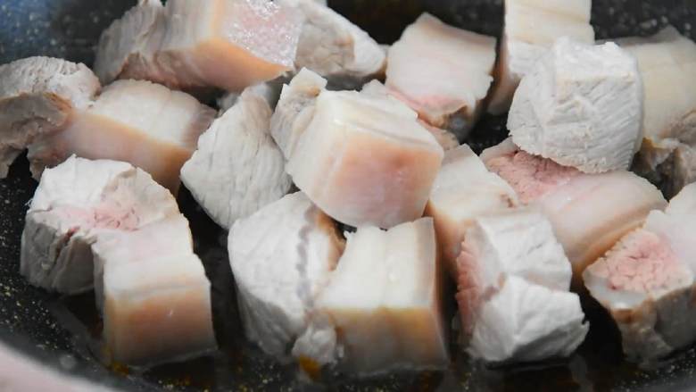 芋头烧肉—来感受一下双重入口即化的美味,倒入肉块翻炒,均匀裹上糖色。