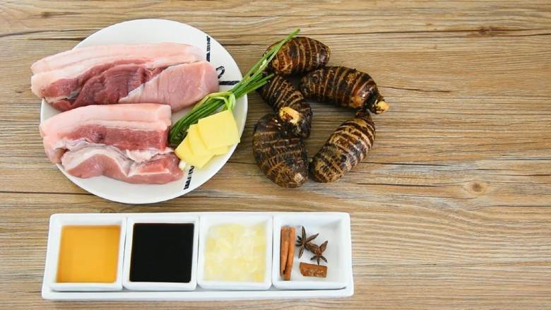 芋头烧肉—来感受一下双重入口即化的美味, ·食材·
【主料】:五花肉 500克|芋头 5个
【辅料】:料酒 1勺|酱油 2勺 |冰糖 适量|葱姜 少许|八角桂皮 少许
