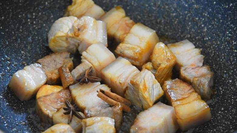 芋头烧肉—来感受一下双重入口即化的美味,放入八角、桂皮,炒香。