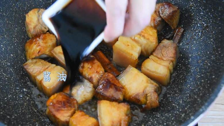 芋头烧肉—来感受一下双重入口即化的美味,倒入酱油,炒匀。