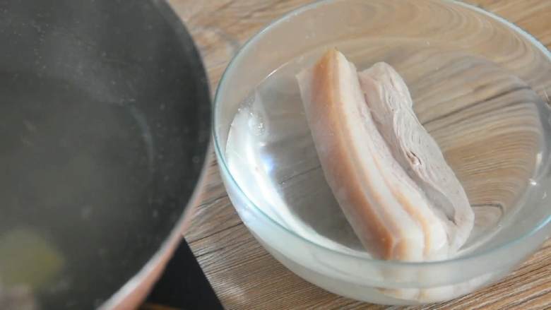 芋头烧肉—来感受一下双重入口即化的美味,大火煮约10分钟,捞出过凉水洗净。