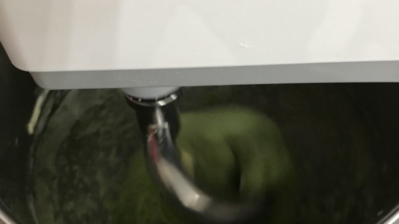 抹茶紫米麻薯软欧,2档把黄油揉进面团,转6档