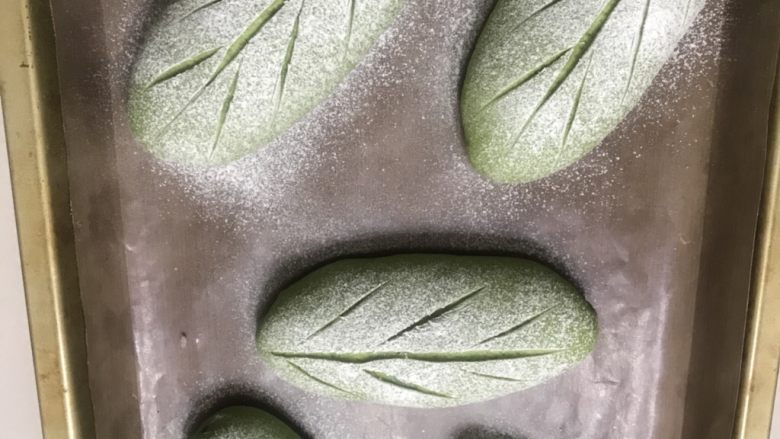 抹茶紫米麻薯软欧,发酵1倍大表面筛粉用割包刀割口