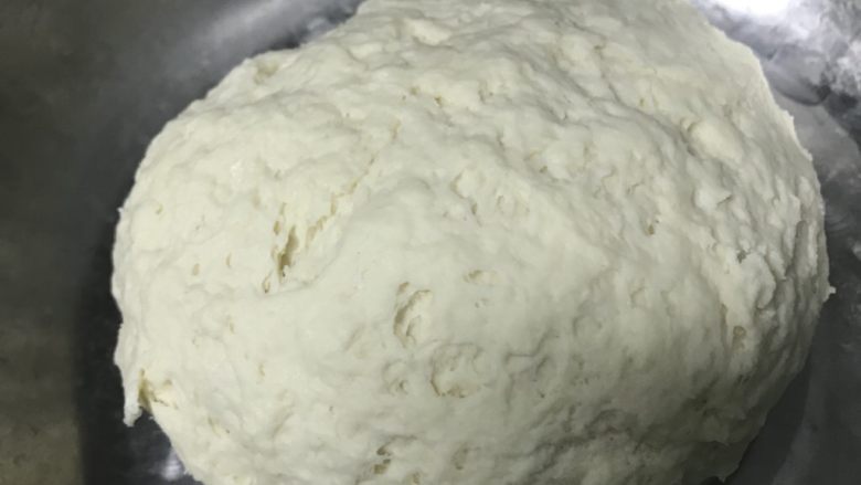 蓬松小油条,用温水和成面团,醒三十分钟