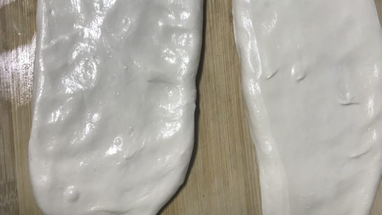 蓬松小油条,第二天早上拿出来先回温,然后用手或擀面杖擀成长条