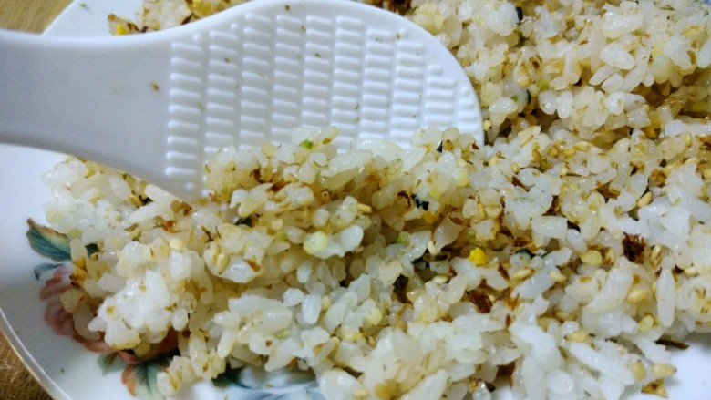 五分钟的早餐——香松饭团,用饭勺拌匀,口重的可以再少加一点点盐调味。