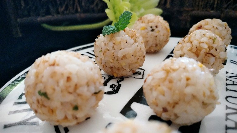五分钟的早餐——香松饭团,香松的配方主要有海苔,盐巴,芝麻,紫菜,鸡蛋粒和鲣鱼,含有鱼制品,大豆制品,蛋制品,早餐吃营养价值很高