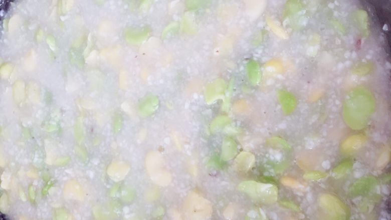 蚕豆玉米糕,水开后放200克糖,再煮20分钟。