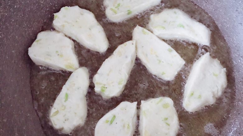 蚕豆玉米糕,油锅6成热放入蚕豆糕,煎至两面金黄。