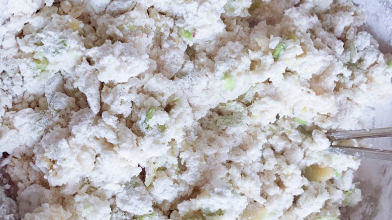 蚕豆玉米糕,用筷子搅成絮状,再和成团。