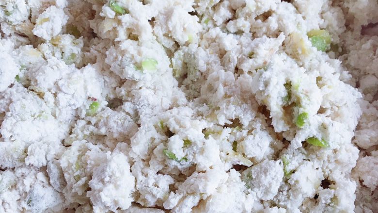 蚕豆玉米糕,关火后倒入面粉里,别倒完,因面粉吸水性不一样请酌增。