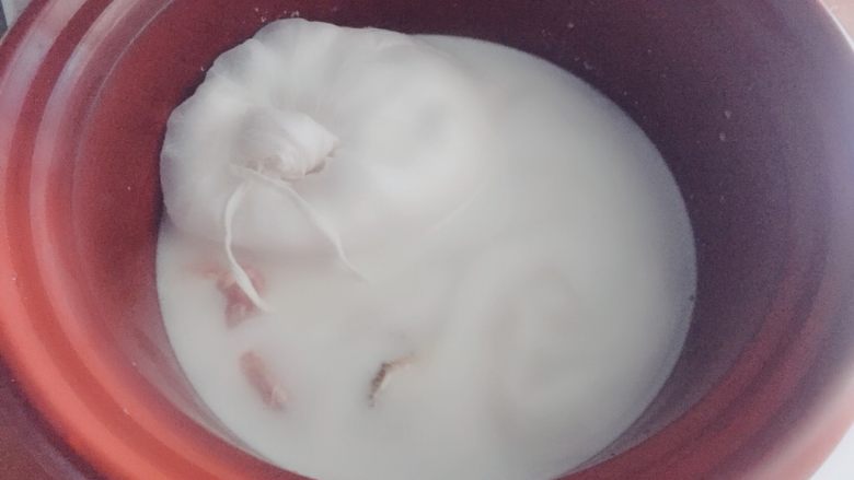 椰子鸡汤,把椰子肉沫沙袋一同放在砂锅中,盖好盖子,先烧开再转中小火煲至一个半小时,闻到有椰子的味道,关火,放两小勺盐即!