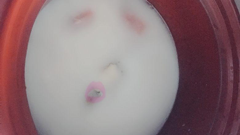 椰子鸡汤,倒入榨好椰肉汁和椰子(两种事先在市场买椰子的人搞好)