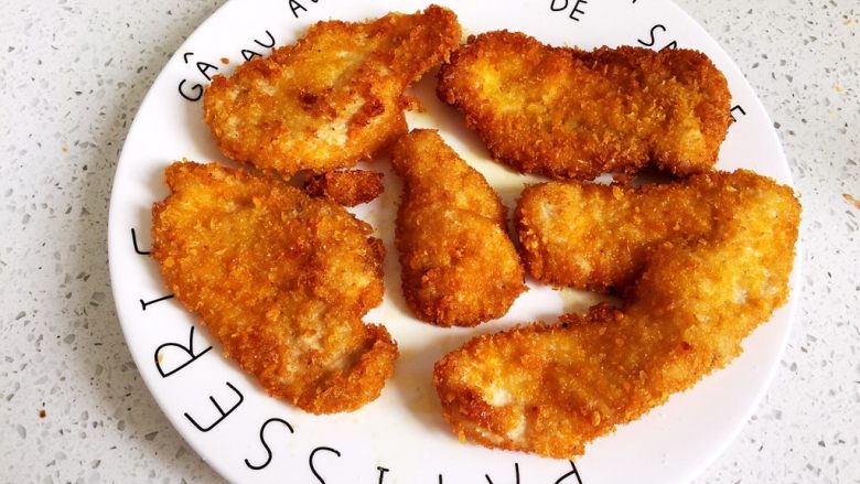 香香鸡排,出锅,根据自己口味喜好撒点调味品上去