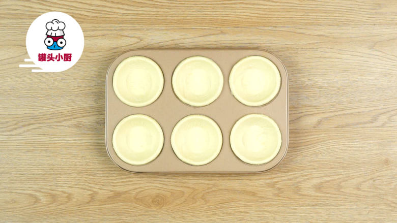 蛋挞皮焦糖坚果塔,<a style='color:red;display:inline-block;' href='/shicai/ 4187'>蛋挞皮</a>6个摆入烤盘,放入预热好180℃的烤箱烤约20分钟至金黄香酥